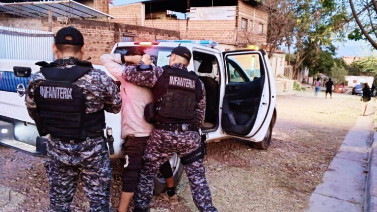 Dos sujetos fueron detenidos por causar disturbios en la vía pública