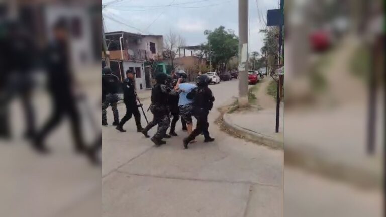 Apuñaló a un hombre y su familia intentó evitar que lo detengan atacando la comisaría