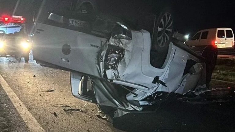 Un joven salió despedido de su camioneta al volcar en Palpalá: se encuentra grave