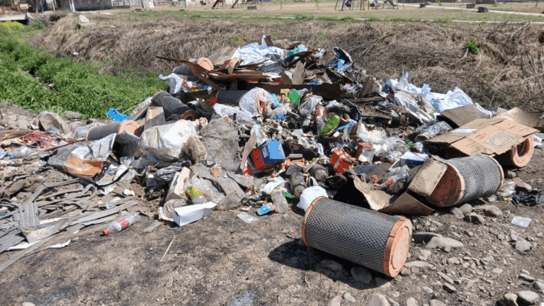 Palpalá: denuncian a una empresa de colectivos de arrojar basura en un terreno
