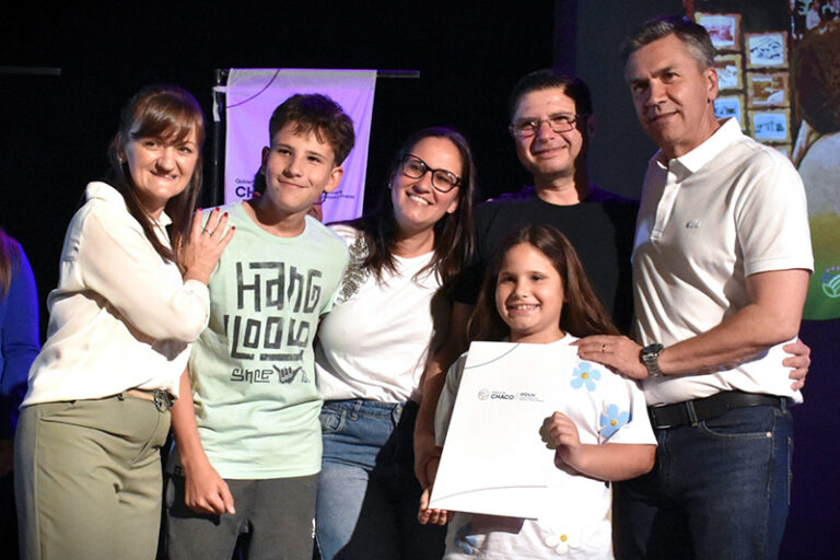 Más familias de Resistencia recibieron su título de propiedad de manos del Gobernador