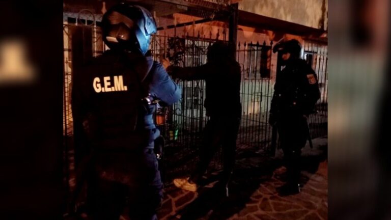 Intentó entrar por la fuerza a la casa de su madre, teniendo una orden de restricción