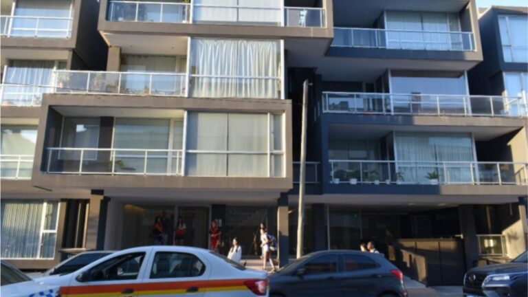 Arrestaron a un hombre que puso una cámara oculta en un departamento de Alto Padilla