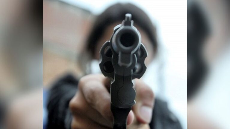 Casi provocan un choque y amenazaron a efectivos policiales con un arma de fuego