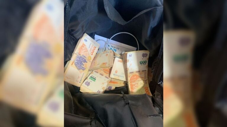 Un hombre fue atrapado intentando robarle una gran suma de dinero a sus amigos