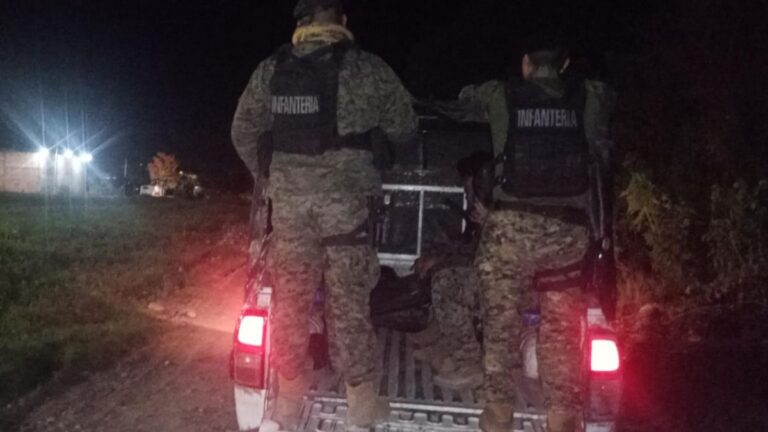 Vecinos intentaron frenar la detención de un hombre que amenazaba a transeúntes