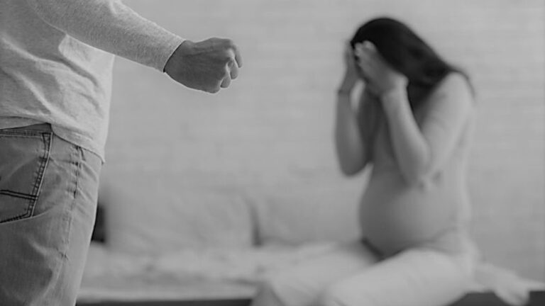 Le dio una golpiza a su pareja embarazada en frente de su pequeño hijo