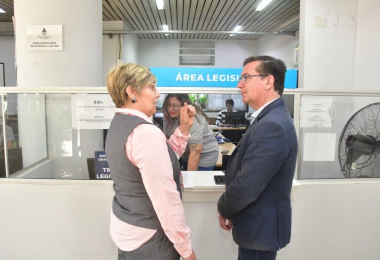 El Ejecutivo presentó un proyecto de ley para regular el uso de celulares en las aulas