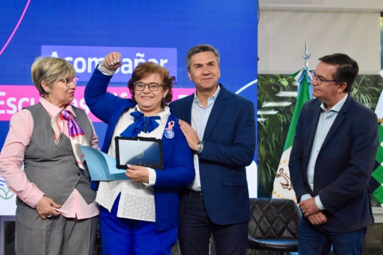 Zdero entregó las primeras tablets del programa Escuelas Alfa en Red para intensificar aprendizajes en lectura y escritura