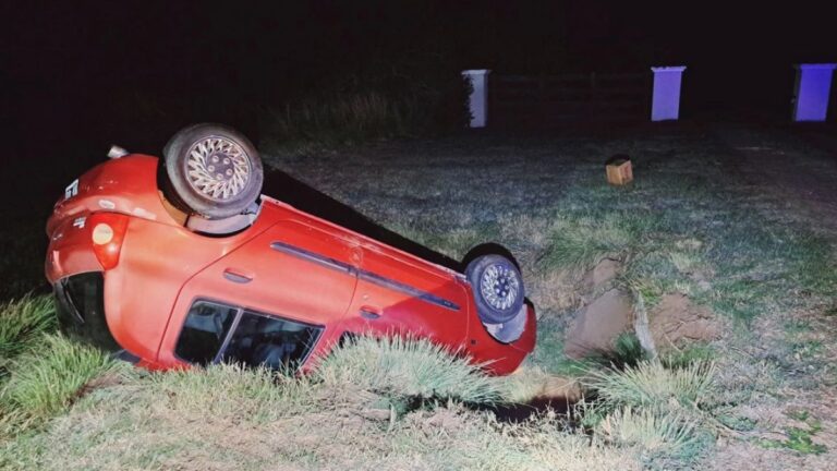 Un conductor volcó su automóvil en la Ruta 45 y salió ileso de milagro