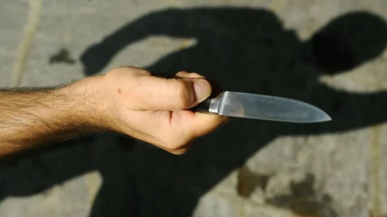 Un hombre fue apuñalado en sus piernas en un intento de robo y terminó hospitalizado