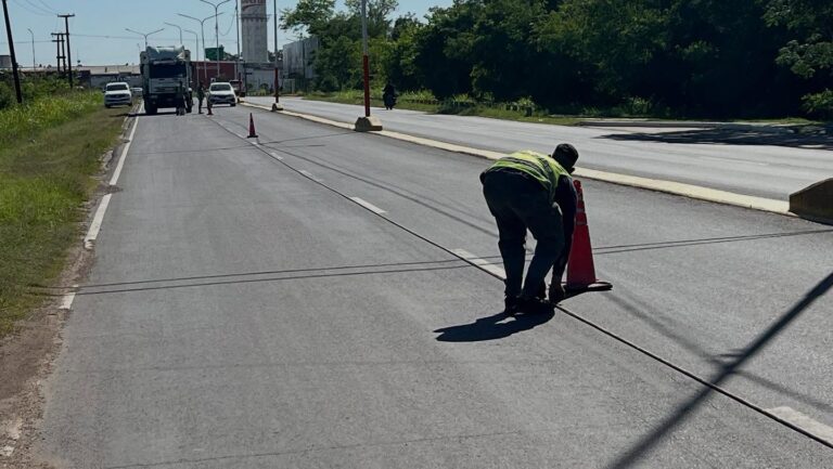 Trabajos de demarcación vial en avenida Sabin: piden circular con precaución