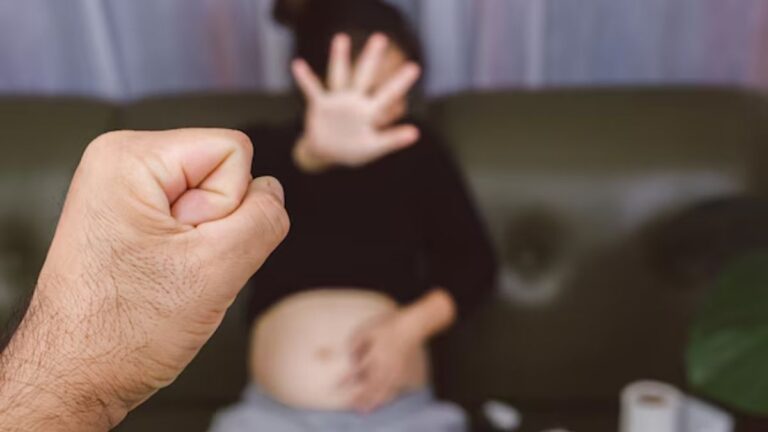 Una joven de 17 años denunció que su novio intentó agredirla para que perdiera el embarazo