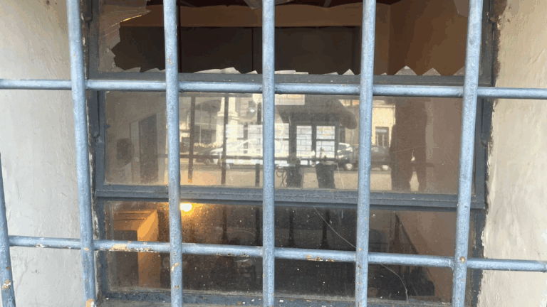 Destrozos en la vieja estación: la productora deberá hacerse cargo de la reparación