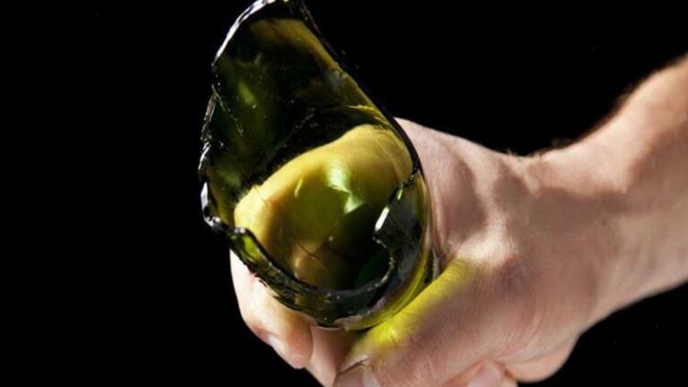 Fue a reclamar una deuda y lo atacaron con una botella de vidrio y un ladrillo