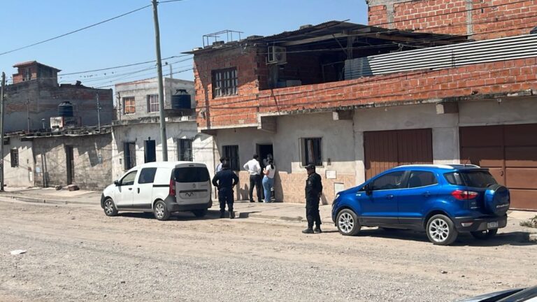 Este jueves se realiza la autopsia al cuerpo de la mujer hallada apuñalada en su casa