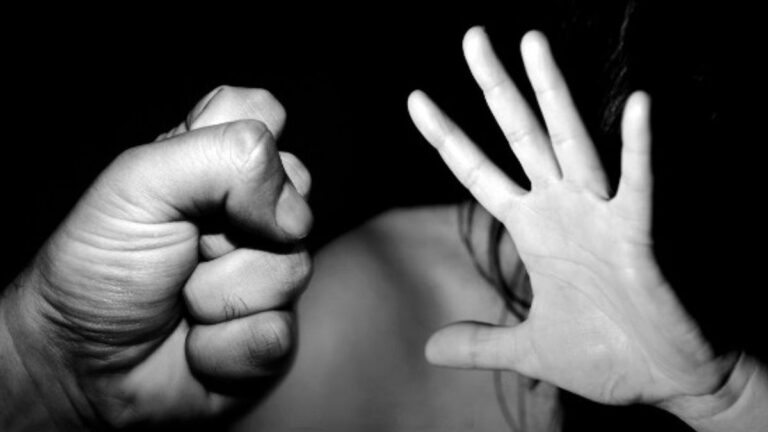 Tilcara: un sujeto golpeó a su pareja para que desbloqueara su celular