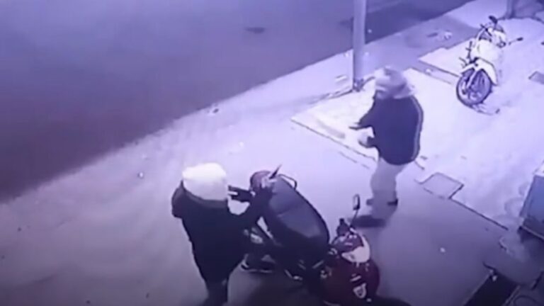 Un hombre fue apuñalado y una mujer golpeada, en un violento robo de una motocicleta