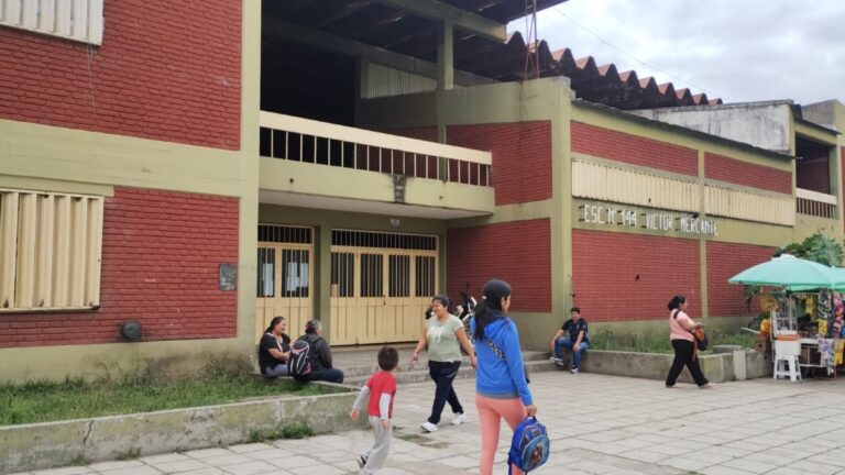 Denunciaron a un hombre que se masturbaba afuera de una escuela primaria