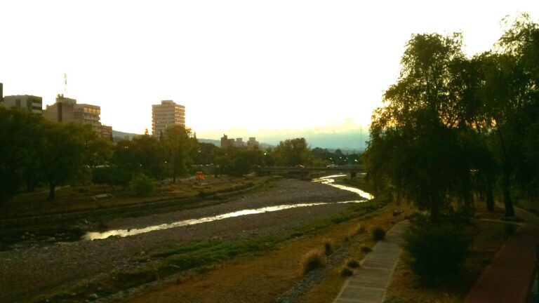 Sigue el calor en la ciudad, pero aparecen probabilidades de lluvias