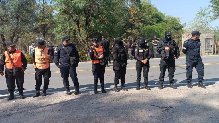 Fuerte operativo policial en el segundo día de reclamos en la Ruta 53 de Las Pampitas