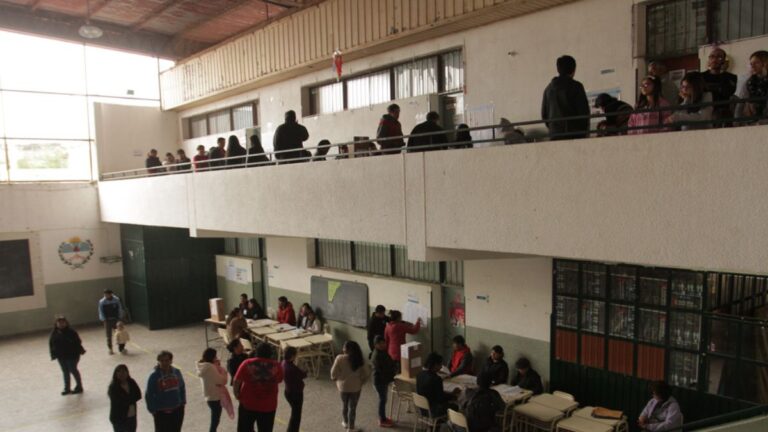 El lunes no habrá clases en las escuelas donde se vota, solo en la mañana