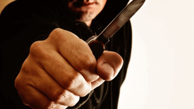 Intentó apuñalar a una vendedora y se apoderó de medio millón de pesos