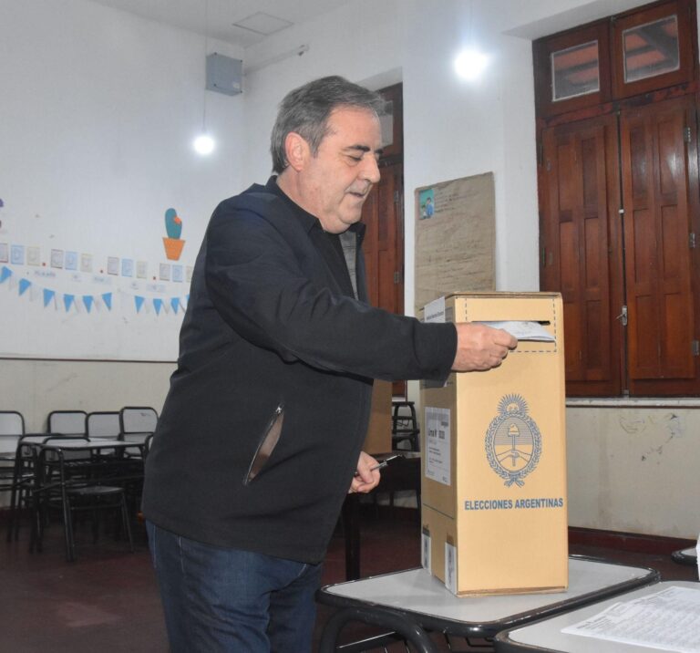 El vicegobernador emitió su voto y afirmó que es un acto que reafirma nuestro sistema democrático