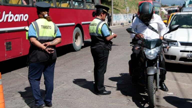 Una mujer rasguñó a una agente de tránsito durante un control vehicular