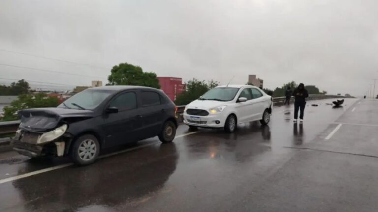 Mañana accidentada: un policía derrapó en Ruta 9 y dos autos chocaron en Avenida Savio