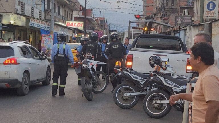 Estacionó en doble fila, lo multaron y atacó a golpes al inspector de tránsito