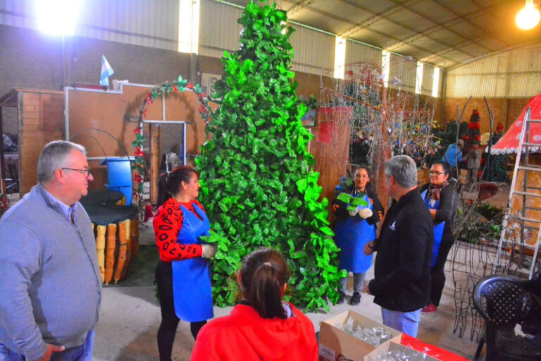El Taller de Reciclado prepara la ornamentación para vestir de fiesta la ciudad de Castelli