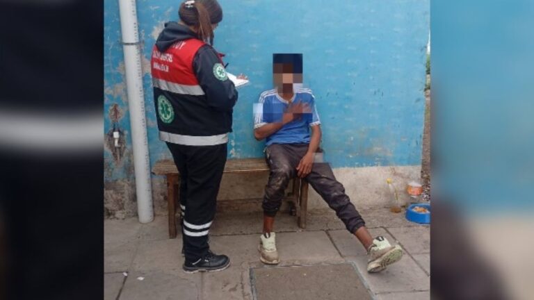 Delincuente intentó robarle el celular a una adolescente y fue linchado por los vecinos