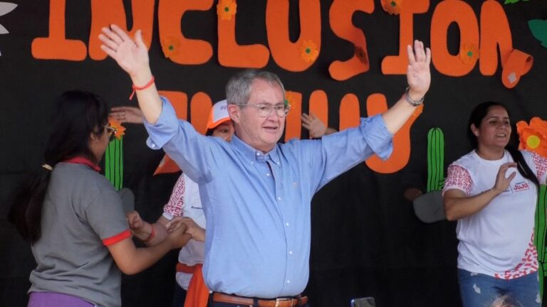 Después de perder las elecciones, el secretario de Energía se fue de vacaciones