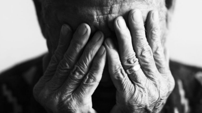 Violento robo: delincuente golpeó a un anciano de 83 años con un palo