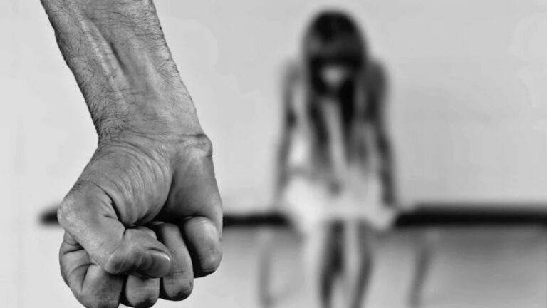 Un hombre atacó con golpes de puño y patadas a su hija, hasta dejarla al borde del desmayo