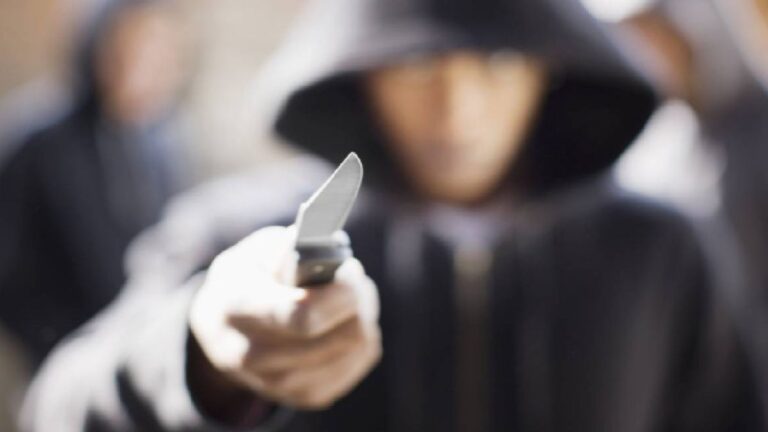 Un hombre que dormía en la vía pública fue golpeado y apuñalado