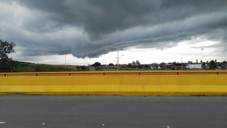 Domingo mayormente nublado y con probabilidad de lluvias en la ciudad