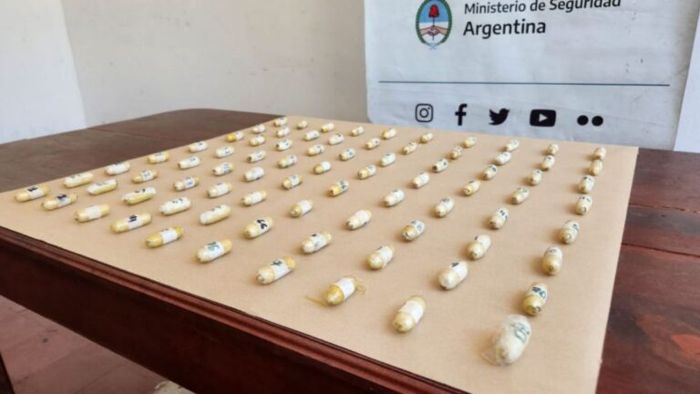 En dos procedimientos, incautaron marihuana y cocaína ingerida en cápsulas
