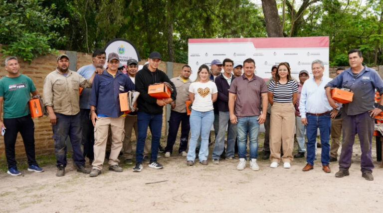 Se realizó una nueva entrega de indumentaria a empleados municipales en Barranqueras