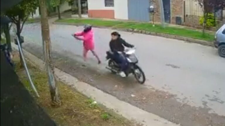 Motochorros golpearon a una mujer para intentar robarle una motocicleta