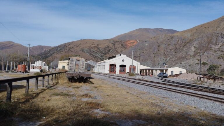 Sin turistas y con pocas ventas, la economía popular resiste en Volcán