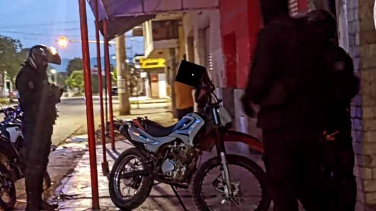 Regresó ebrio de un baile, agredió a su pareja y causó destrozos en su casa