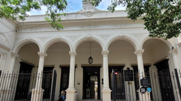 Retraso salarial y falta de profesionales, la realidad de los médicos en Jujuy