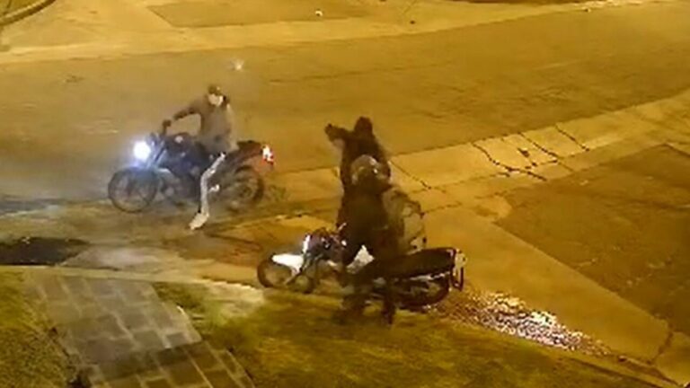 Robo a mano armada: amenazaron a un motociclista y le dieron un culatazo