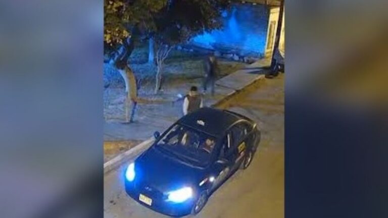 Con uso de armas de fuego y armas blancas, asaltaron a un taxista