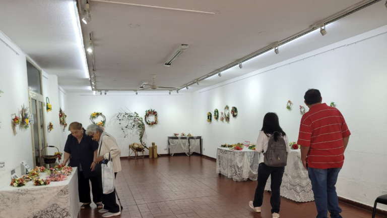 Expo y venta de productos navideños en la Biblioteca Popular
