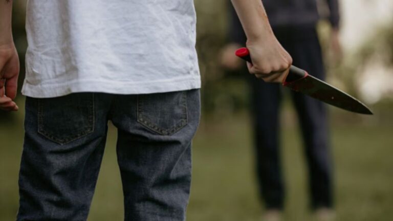 Un joven fue apuñalado por llevar una camiseta de fútbol de un equipo de Salta