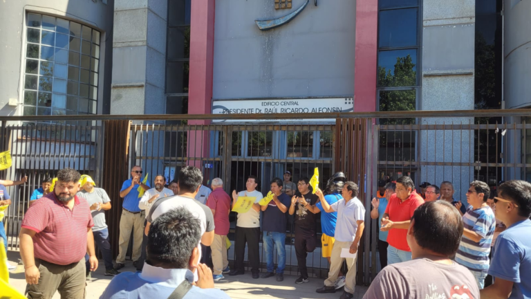 Menos impuestos y más controles a ilegales: el reclamo de taxistas a la Municipalidad