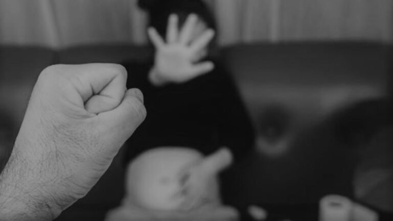 Golpeó a su pareja embarazada, la derribó de la moto y la abandonó